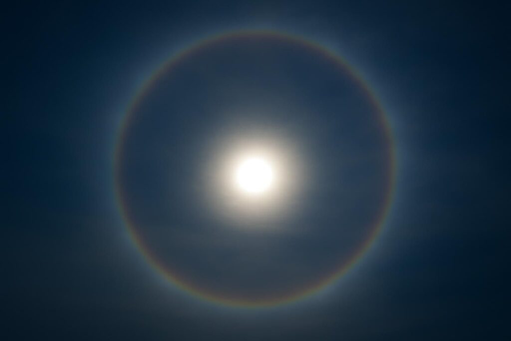 découvrez ce qu'est un halo lumineux, ce phénomène optique fascinant qui entoure les sources de lumière, et comprenez ses causes et caractéristiques.