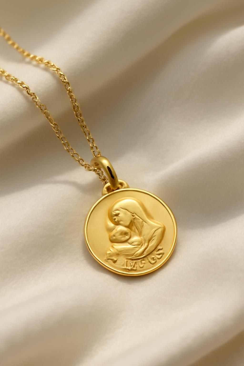 découvrez comment choisir la médaille de baptême idéale grâce à notre guide complet, pour offrir un cadeau symbolique et chargé de sens.