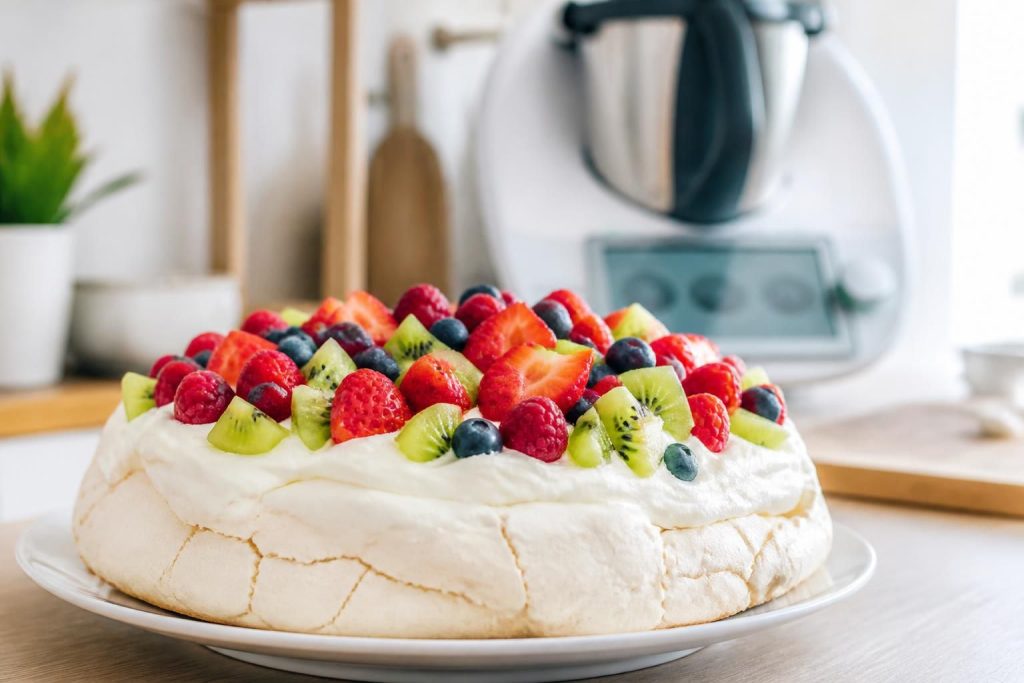 découvrez la recette facile et originale de la pavlova selon michalak, adaptée pour le thermomix. un dessert aérien et gourmand à réaliser en toute simplicité.